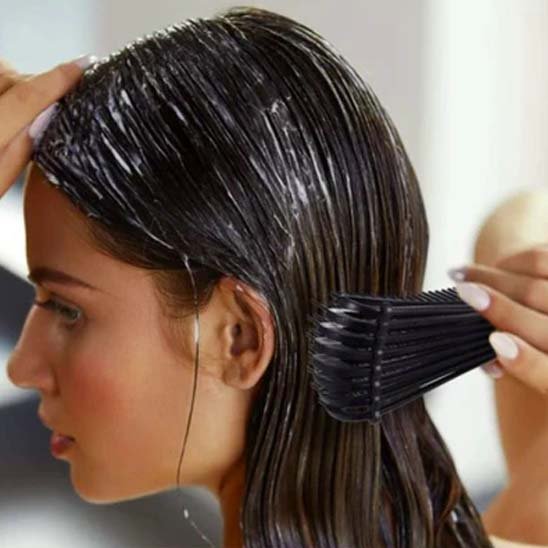 Brosse cheveux bouclés doux sur la chevelure  